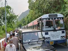 In Pics: సింహాచలం అప్పన్న కొండపై భక్తుల అష్ట కష్టాలు - ట్రాఫిక్ స్తంభించడంతో ఇబ్బందులు