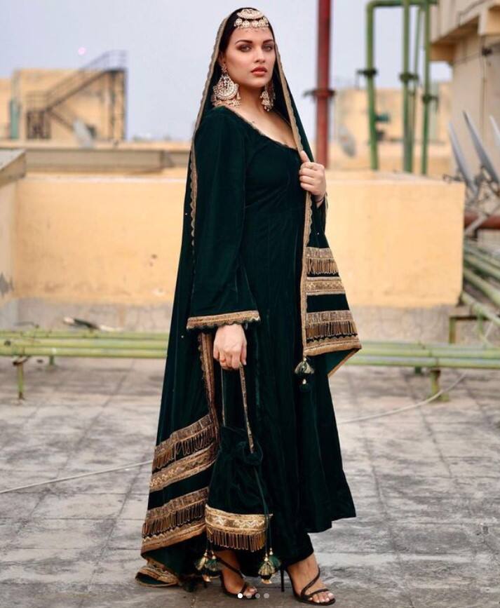 ਦਰਅਸਲ, ਹਿਮਾਂਸ਼ੀ ਨੇ ਹਾਲ ਹੀ 'ਚ ਆਪਣੇ ਲੇਟੈਸਟ ਫੋਟੋਸ਼ੂਟ ਦੀਆਂ ਤਸਵੀਰਾਂ ਇੰਸਟਾਗ੍ਰਾਮ 'ਤੇ ਸ਼ੇਅਰ ਕੀਤੀਆਂ ਹਨ।