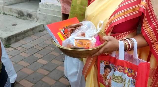 প্রচলিত কাহিনি অনুযায়ী, রাজা ইন্দ্রচন্দ্রকে মহাপ্রভু জগন্নাথদেব নির্দেশ দিয়েছিলেন, তাঁর সর্বাঙ্গে চন্দন লেপন করতে। কারণ, প্রখর রোদের তাপে জগন্নাথদেবের মাথা ধরেছিল। সেই কারণে বিগ্রহে চন্দন লেপে সূচনা হয় চন্দন যাত্রার।