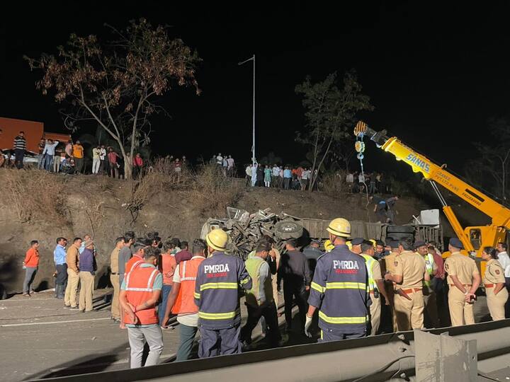 बसमधील प्रवासी गाढ झोपेत असताना अपघात झाला. ज्यात चार जणांचा जागीच मृत्यू झाला. मृतांमध्ये लहान मुलाचाही समावेश आहे.