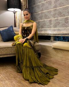 Elli AvrRam Pics: वेस्टर्न छोड़ एली अवराम ने पहनी ट्रेडिशनल ड्रेस, इंडियन लुक में कयामत लगीं एक्ट्रेस