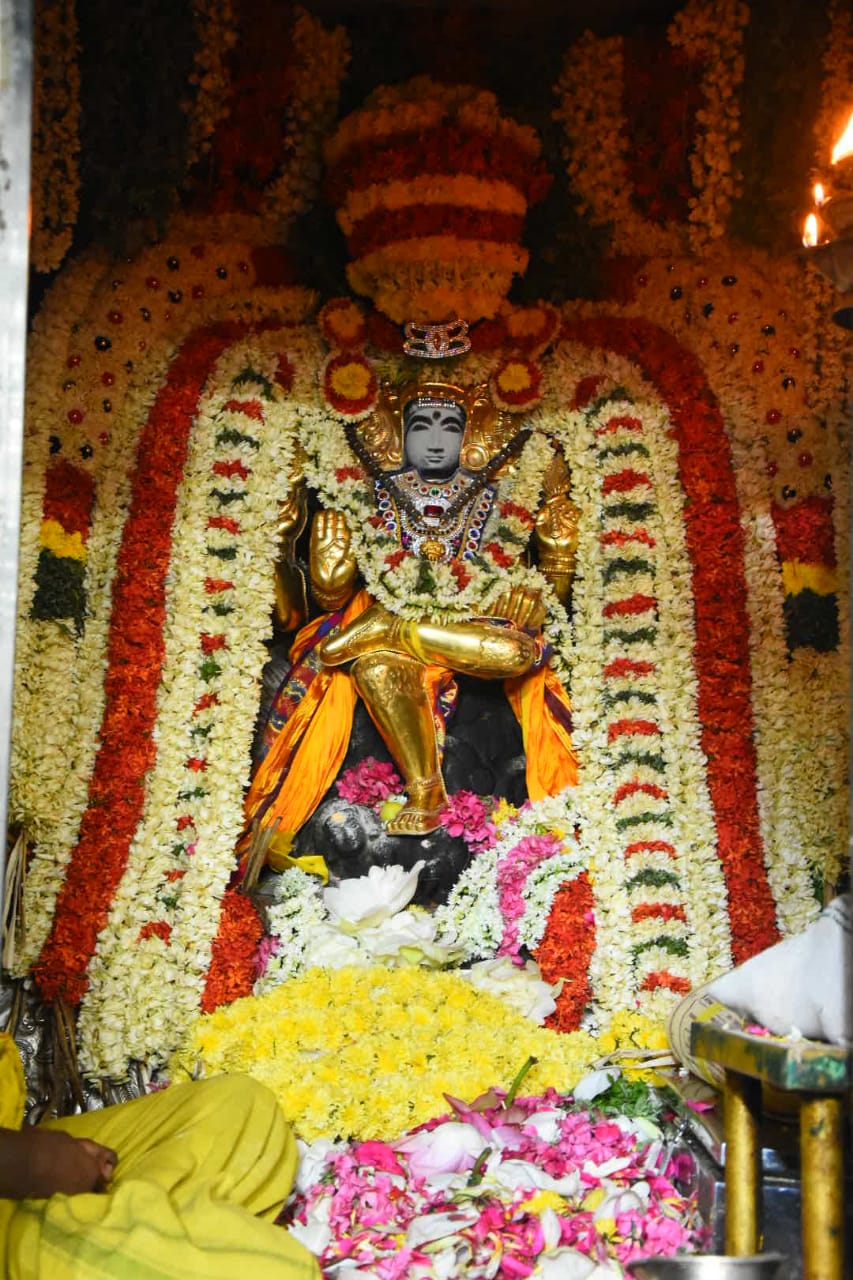 Guru Peyarchi 2023: மீன ராசியில் இருந்து மேஷ ராசிக்கு பெயர்ச்சி அடைந்த குரு பகவான் - ஆலங்குடியில் குவிந்த பக்தர்கள்