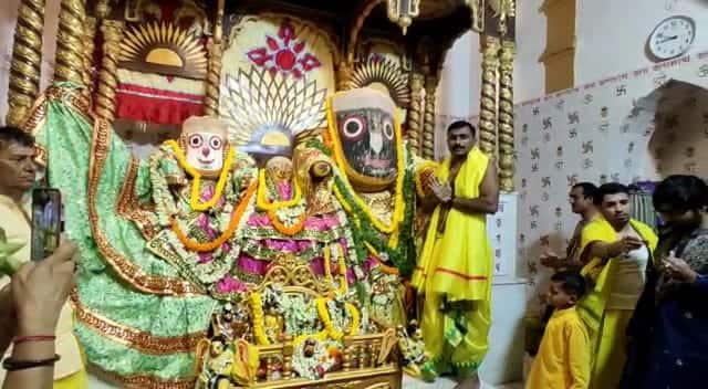 স্নানের পর জগন্নাথদেবের জ্বর আসবে। তখন বন্ধ থাকবে মন্দিরের গর্ভগৃহ। ভক্তরা দেখা পাবেন না জগন্নাথের। লেপ মুড়ি দিয়ে শুয়ে থাকবেন জগন্নাথদেব। কবিরাজের পাচন খেয়ে জ্বর সারলে মন্দিরের দরজা খুলবে।