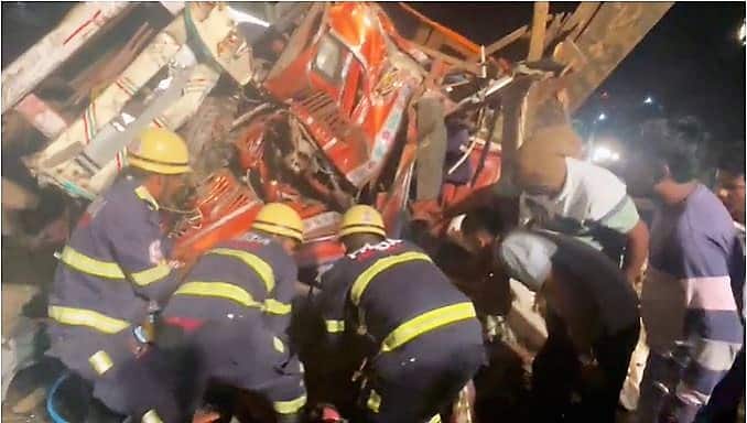 अपघाताची माहिती मिळताच यानंतर अग्निशमन दलाकडून पुणे महानगरपालिकेची 4 अग्निशमन वाहने व 1 रेस्क्यु व्हॅन व पीएमआरडीए कडून 1 रेस्क्यु व्हॅन अशी एकूण 7 अग्निशमन वाहनं घटनास्थळी दाखल झाली.