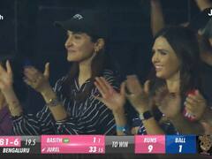 IN PHOTOS: लाइव मैच में विराट कोहली ने अनुष्का को दिया फ्लाइंग किस, तस्वीरें हुईं वायरल