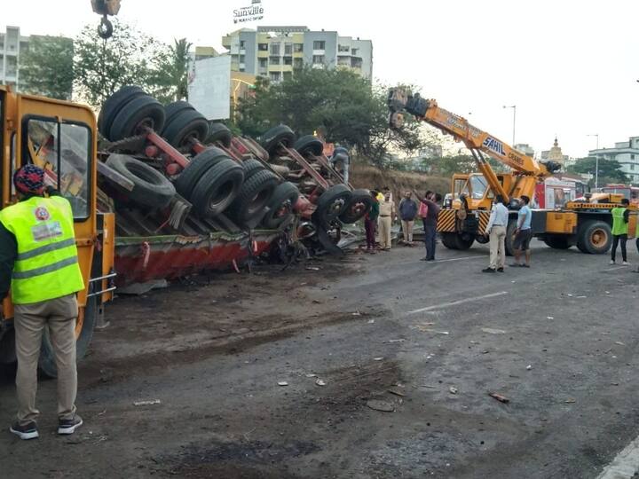 Collision Between Truck And Private Bus On Pune-Bengaluru Highway Leaves 4 Dead And 22 Injured Road Accident NCP Surpiya Sule 4 Dead, 22 Injured In Collision Between Truck And Bus On Pune-Bengaluru Highway In Maharashtra
