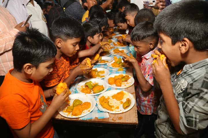 पिवळ्या धम्मक रसाळ आंब्यांनी भरलेले हात आणि तोंड...हसत एकमेकांना चिडवत आंबे खाण्यासाठी सुरु असलेली चढाओढ..अशा आंबेमय झालेल्या वातावरणात, विशेष म्हणजे बालगोपाळांसह कष्टकऱ्यांच्या मुलांनी आंब्यावर मनसोक्त ताव मारला.