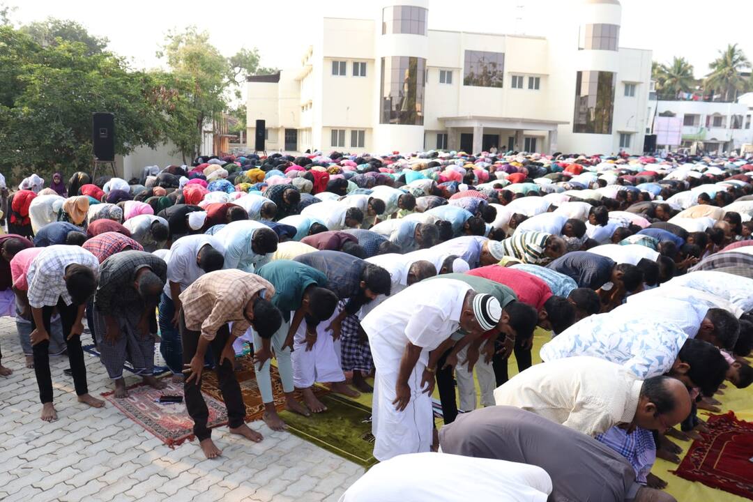 தஞ்சாவூரில் ரம்ஜான் சிறப்பு தொழுகை - திரளான இஸ்லாமியர்கள் பங்கேற்பு Ramzan special prayer in Thanjavur - large number of Muslims participate TNN தஞ்சாவூரில் ரம்ஜான் சிறப்பு தொழுகை - திரளான இஸ்லாமியர்கள் பங்கேற்பு