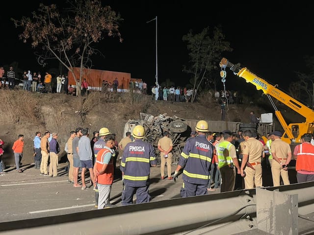 Pune-Bengaluru Expressway Accident : पुणे-बंगळुरु महामार्गावर भीषण अपघात, 4 जणांचा मृत्यू तर 22 जखमी