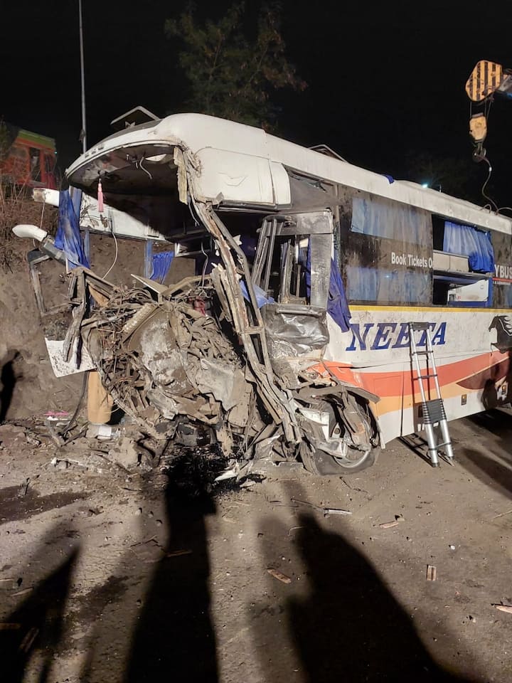 मध्यरात्री दोन वाजता पुणे-बंगळुरु महामार्गावर पुण्यातील नऱ्हे आंबेगाव परिसरात असणाऱ्या स्वामी नारायण मंदिराजवळ ट्रक आणि खाजगी बसचा भीषण अपघात झाला.