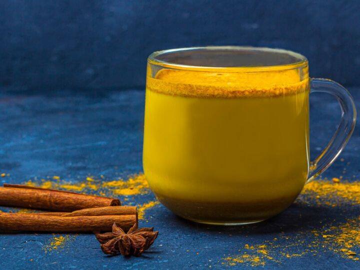 माना जाता है कि दूध में अगर हल्दी मिलाकर पिया जाए तो इसकी पौष्टिकता और बढ़ जाती है. हल्‍दी वाला दूध पीने से सेहत को कई फायदे मिल सकते हैं. इतना ही नहीं, ये कई बीमारियों में भी काफी लाभकारी माना गया है.