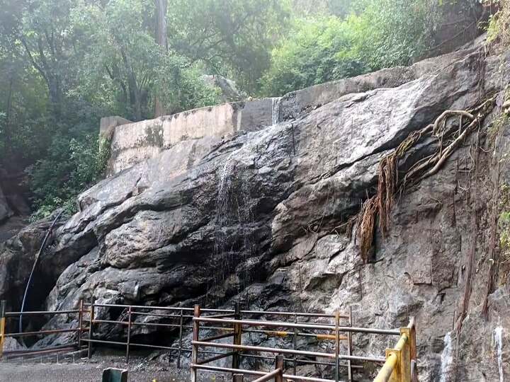 Suruli Falls:கொளுத்தும் கோடை வெயில்; வறண்டு காணப்படும் சுருளி அருவி - சுற்றுலா பயணிகள் ஏமாற்றம்