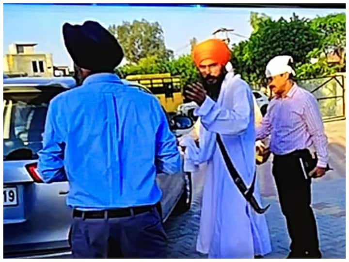 Amritpal Singh Arrested: वारिस पंजाब दे के प्रमुख अमृतपाल सिंह को आज सुबह 6 बजकर 45 मिनट पर गिरफ्तार कर लिया गया है. अमृतपाल 36 दिनों से फरार चल रहा था.