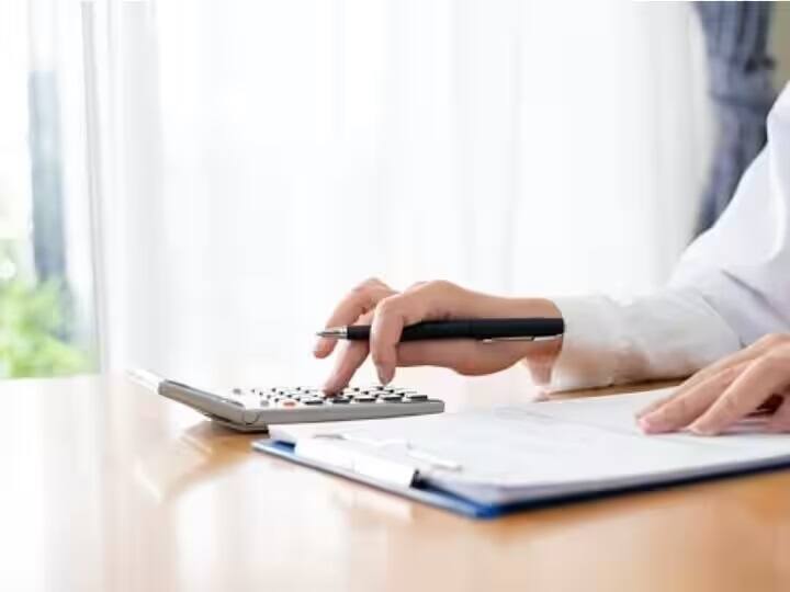 Tax Saving Guide: ઇન્કમ ટેક્સ અંતર્ગત છૂટછાટ તથા કાપમાં કેટલીય જોગવાઇઓ કરવામાં આવી છે. આ અંતર્ગત માત્ર રોકાણ, જ નહીં પરંતુ ખર્ચના અવેજમાં પણ ઇન્કમ ટેક્સ બચાવી શકાય છે.