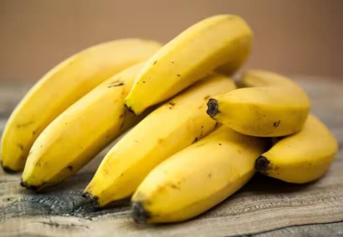 Banana Health Benefits: ਕੇਲਾ ਸਿਹਤ ਲਈ ਬਹੁਤ ਫਾਇਦੇਮੰਦ ਹੁੰਦਾ ਹੈ। ਇਸ 'ਚ ਕਈ ਜ਼ਰੂਰੀ ਪੋਸ਼ਕ ਤੱਤ ਪਾਏ ਜਾਂਦੇ ਹਨ, ਜੋ ਸਿਹਤਮੰਦ ਰਹਿਣ ਲਈ ਬਹੁਤ ਜ਼ਰੂਰੀ ਹਨ।