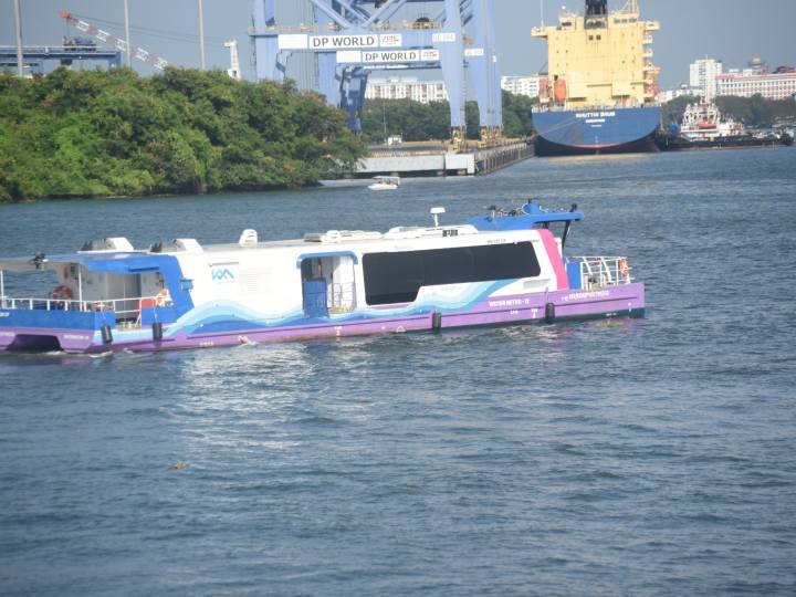 Water Metro in India: देश के पहले वॉटर मेट्रो की शुरुआत कोच्चि में होने वाली है. प्रधानमंत्री नरेंद्र मोदी 25 अप्रैल को हरी झंडी दिखाकर इसकी शुरुआत करेंगे. ये 15 रूटों को कवर करेगी.