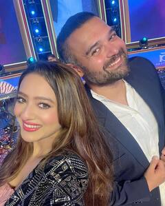 Madalsa Sharma Pics: ससुर मिथुन चक्रवर्ती संग नजर आईं मदालसा शर्मा,, फैमिली फोटो शेयर कर देवर की फिल्म को किया प्रमोट