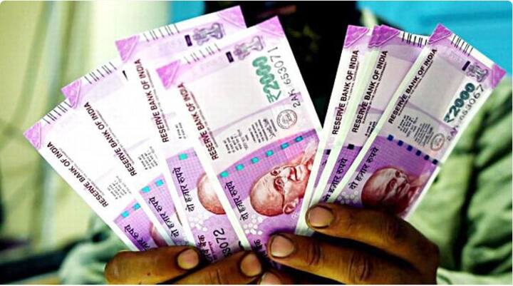 সুদের হার: পোস্ট অফিসগুলি বিভিন্ন মেয়াদি আমানতের উপর 6.8 থেকে 7.5 শতাংশের মধ্যে সুদ দেয়৷ অন্যদিকে, ব্যাঙ্ক এফডি-তে কোনও অভিন্ন সুদের হার নেই। বিভিন্ন ব্যাঙ্ক মেয়াদি আমানত প্রকল্পে বিভিন্ন সুদের হার অফার করে। এই রিটার্ন পোস্ট অফিসের অফার থেকে বেশি হতে পারে।