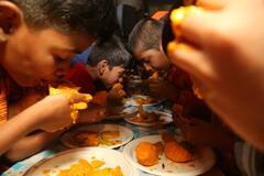 Pune News : आंबे खा आंबे! पुण्यात लहानग्यांची आंबे खाण्याची अनोखी स्पर्धा