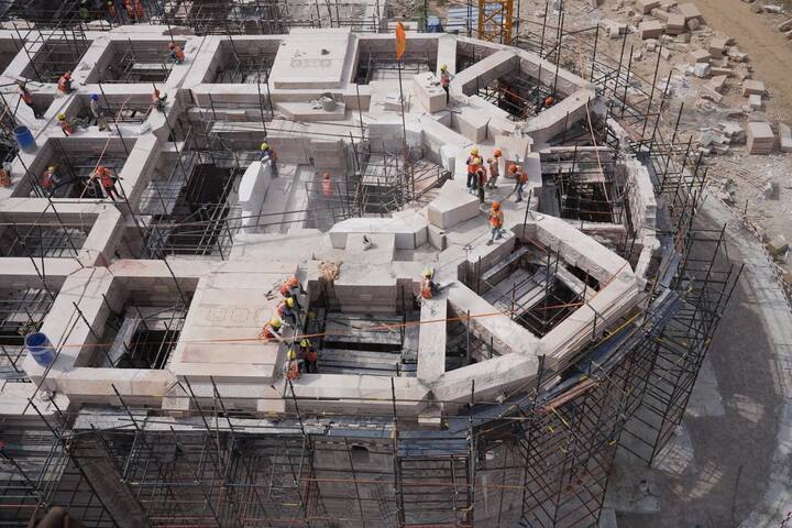 सध्या तळमजल्यावरील छप्पर बांधलं जात आहे. मंदिराच्या ठिकाणी बांधकाम करणारे कामगार दिसत आहेत. तळमजल्यावरील खांबांवर बीम टाकण्याचे काम सुरु आहे.