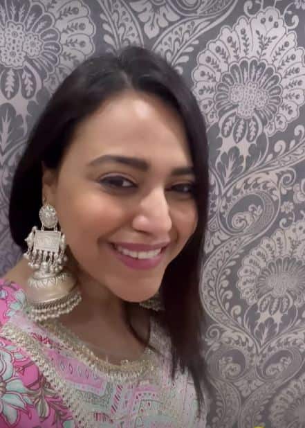 स्वरा भास्कर ने ईद सेलिब्रेशन से कई तस्वीरें सोशल मीडिया पर शेयर की हैं. फोटोज में वह बहुत खूबसूरत लग रही हैं.