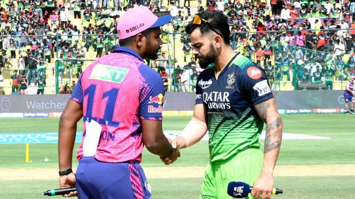 ফাফের বদলে এই ম্যাচেও আরসিবির অধিনায়কের ভূমিকায় দেখা যায় বিরাট কোহলিকে। তবে টসে জিতে প্রথমে বোলিংয়ের সিদ্ধান্ত নেন রাজস্থান অধিনায়ক সঞ্জু স্যামসন।