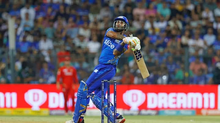 ৪৩ বলে ৬৭ রান করেন গ্রিন, ২৬ বলে ৫৭ রানের ইনিংস খেলেন সূর্যকুমার।