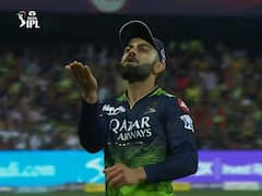 IN PHOTOS: लाइव मैच में विराट कोहली ने अनुष्का को दिया फ्लाइंग किस, तस्वीरें हुईं वायरल