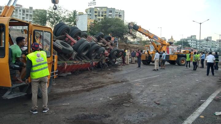 Pune-Bengaluru Expressway : पुणे-बंगळुरु महामार्गावर झालेल्या भीषण अपघात चार जणांचा मृत्यू झाला असून 22 जण जखमी झाले आहेत. जखमींवर नजीकच्या रुग्णालयात उपचार सुरु आहेत.