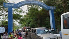 In Pics: సింహాచలం అప్పన్న కొండపై భక్తుల అష్ట కష్టాలు - ట్రాఫిక్ స్తంభించడంతో ఇబ్బందులు