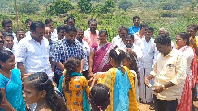 central government gave permission to build a road in the forest area - the MP who came to the village was greeted enthusiastically by the hill villagers TNN அரூர்: வனப் பகுதியில் சாலை அமைக்க மத்திய அரசு அனுமதி - கிராமத்திற்கு வந்த எம்பிக்கு மலை கிராம மக்கள் உற்சாக வரவேற்பு