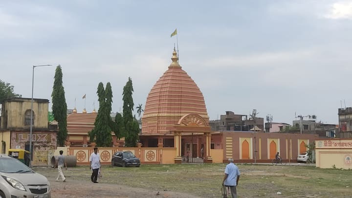 পুরীতে এদিন থেকে শুরু হয় জগন্নাথ দেবের রথ তৈরির কাজ। আর হুগলির মাহেশে সূচনা হয় চন্দন যাত্রার। এই উপলক্ষে এদিন সকাল থেকে ভক্তদের ভিড় ছিল মন্দিরে। এদিনই হালখাতা করেন স্থানীয় ব্যবসায়ীরা।