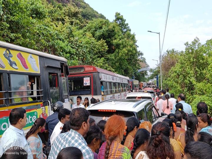 simhachalam chandanotsavam: Heavy traffic jam in simhachalam route, Devotees going on foot Simhachalam News: సింహాచలం కొండదారిలో హెవీ ట్రాఫిక్ జామ్, బస్సులు దిగి నడిచి వెళుతున్న భక్తులు - దర్శనాల్లో గందరగోళం!