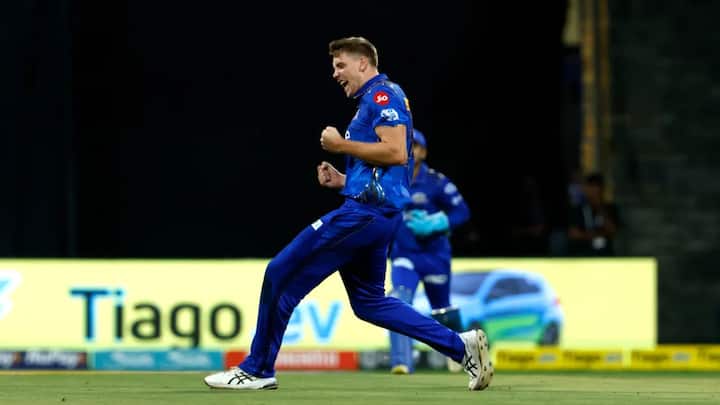 বল হাতে মুম্বই কিন্তু শুরুটা ভালই করেছিল। মাত্র ১১ রানে গ্রিন ম্যাথিউ শর্টকে আউট করেন।