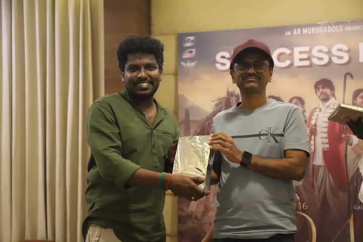 ஏ.ஆர் முருகதாஸிடம் உதவி இயக்குநராக பணிபுரிந்த என்.எஸ் பொன்குமார் இப்படத்தை முதன் முறையாக இயக்கியுள்ளார்.