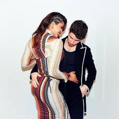 Priyanka Nick Pics: પ્રિયંકા ચોપરાએ ડીપ નેક ગ્રીન ગાઉનમાં આપ્યા કિલર પોઝ,પતિ નિક સાથે આપ્યા રોમેન્ટિક પોઝ