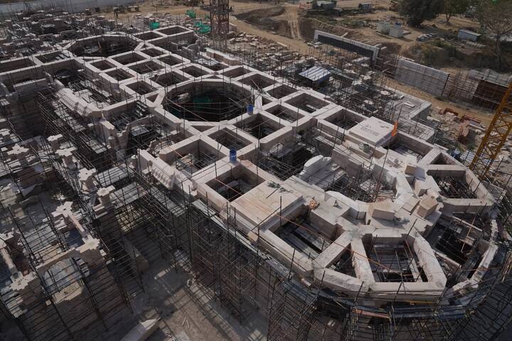 उंचावरुन काढलेल्या या फोटोमध्ये मंदिराच्या बाहेरील भिंती बांधण्यात आल्याचं दिसत आहे. तसंच तळमजल्याचा संपूर्ण आकारही स्पष्टपणे दिसून येत आहे.