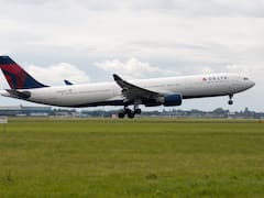 Viral News: ఫ్లైట్ అటెండెంట్‌తో ప్యాసింజర్ పిచ్చి చేష్టలు, ఫుల్‌గా తాగి బలవంతంగా ముద్దు