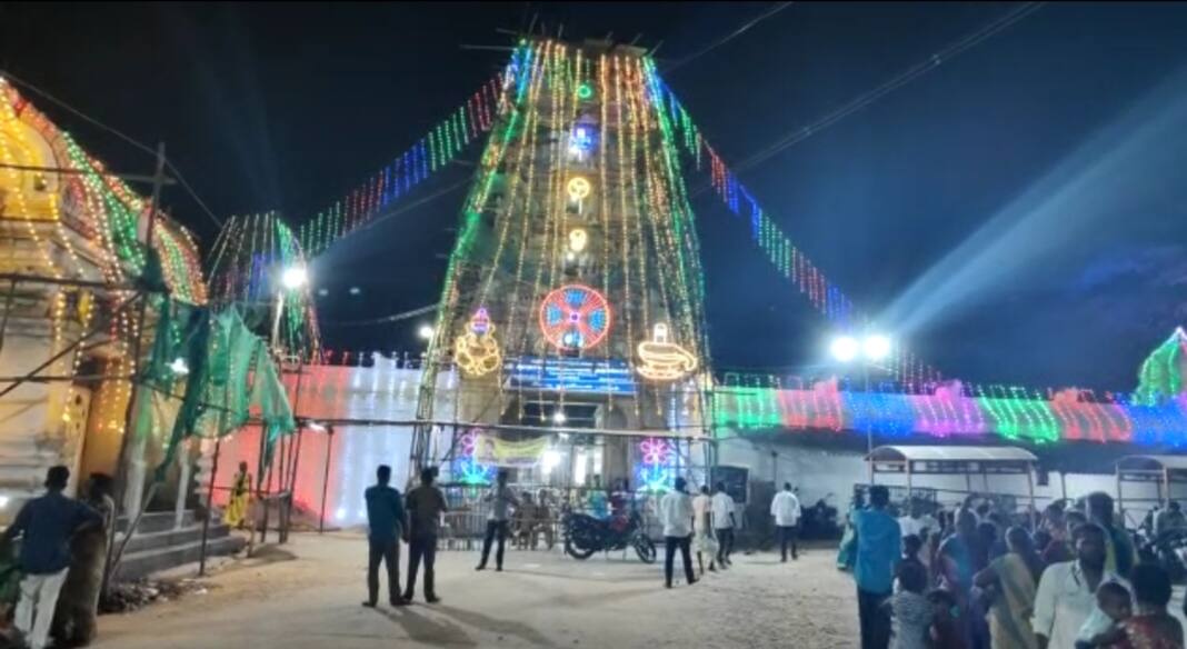 Guru Peyarchi 2023: மீன ராசியில் இருந்து மேஷ ராசிக்கு பெயர்ச்சி அடைந்த குரு பகவான் - ஆலங்குடியில் குவிந்த பக்தர்கள்