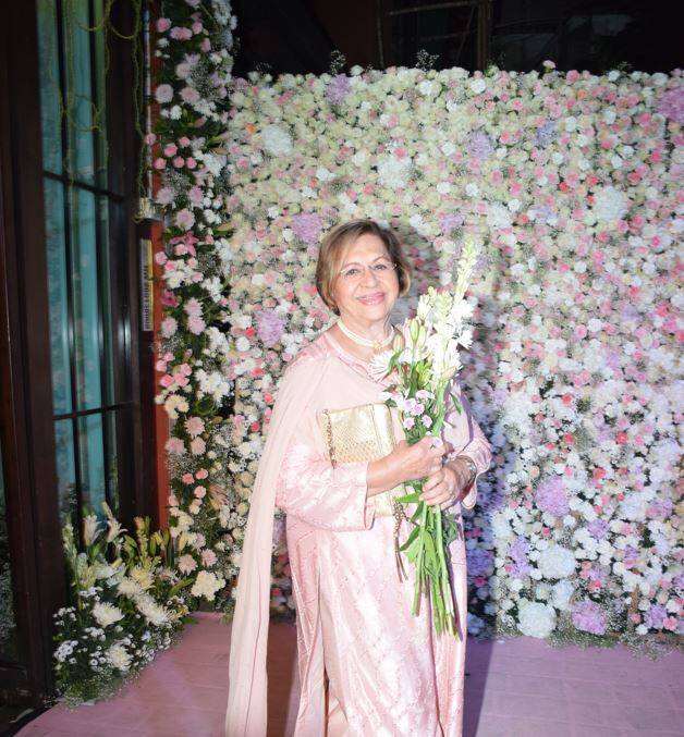 Salman Khan Mother Helen: सलमान खान की सौतेली मां हेलेन भी ईद की पार्टी में शामिल हुईं. ब्लश पिंक सूट में वह बहुत ही खूबसूरत लग रही थीं