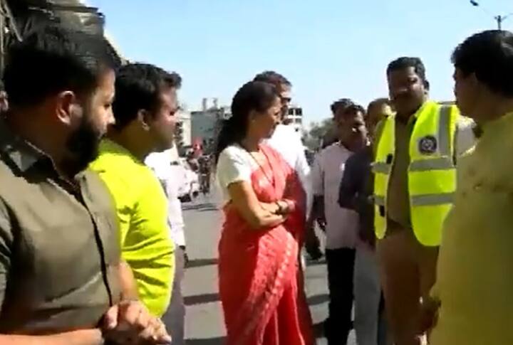 दरम्यान राष्ट्रवादी काँग्रेसच्या खासदार सुप्रिया सुळे यांनी नऱ्हे आंबेगाव इथे मध्यरात्री झालेल्या अपघातस्थळी भेट दिली. यावेळी त्यांनी परिसराची पाहणी करत आढावा घेतला.