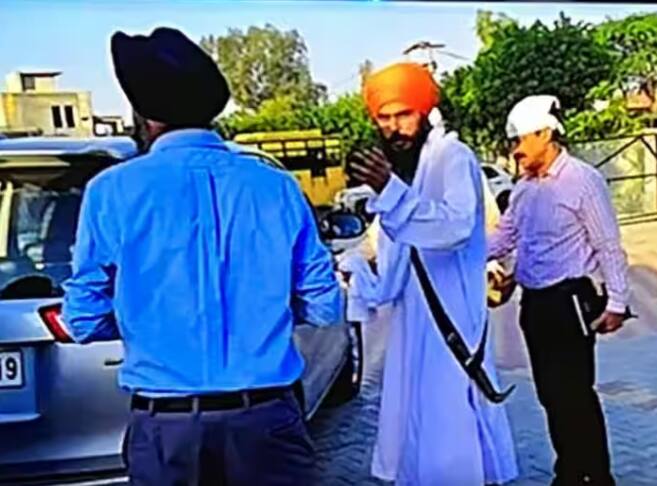 Amritpal Singh Arrested: ਵਾਰਿਸ ਪੰਜਾਬ ਦੇ ਮੁਖੀ ਅੰਮ੍ਰਿਤਪਾਲ ਸਿੰਘ ਨੂੰ ਅੱਜ ਸਵੇਰੇ 6.45 ਵਜੇ ਗ੍ਰਿਫਤਾਰ ਕਰ ਲਿਆ ਗਿਆ ਹੈ। ਅੰਮ੍ਰਿਤਪਾਲ 36 ਦਿਨਾਂ ਤੋਂ ਫਰਾਰ ਸੀ।