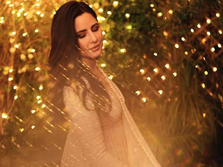 Katrina Kaif Pics: कैटरीना कैफ ने खास अंदाज में फैंस को ईद की बधाई दी. उन्होंने इस्टाग्राम पर अपनी फोटोज पोस्ट की हैं, जिसमें उनका ट्रेडिशनल लुक चर्चा में आ गया है. यहां पर देखिए तस्वीरें.