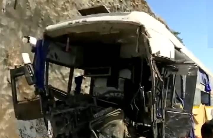 ट्रकने खाजगी ट्रॅव्हलच्या बसला पाठीमागून धडक दिल्याने हा अपघात झाला. ही खासगी बस नीता ट्रॅव्हल्स कंपनीची आहे. ही बस कोल्हापूर ते डोंबिवली असा प्रवास करत होती.