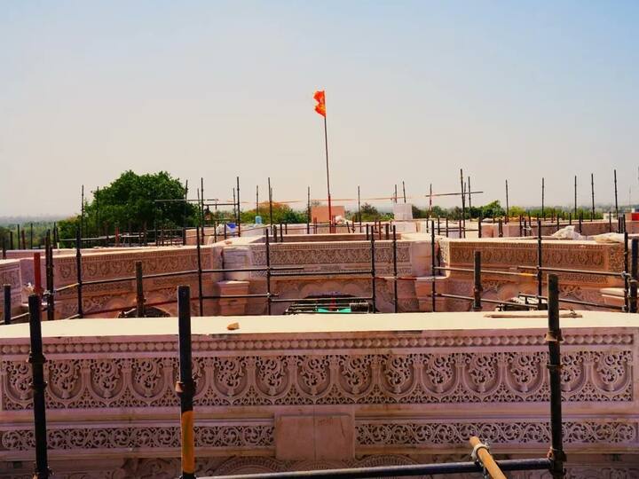 अयोध्येत उभारल्या जाणाऱ्या भव्य राम मंदिराचे (Ram Mandir) किती बांधकाम पूर्ण झाले आहे? याचं उत्तर श्री रामजन्मभूमी तीर्थ क्षेत्र ट्रस्टने प्रसिद्ध केलेल्या फोटोवरुन मिळत आहे.
