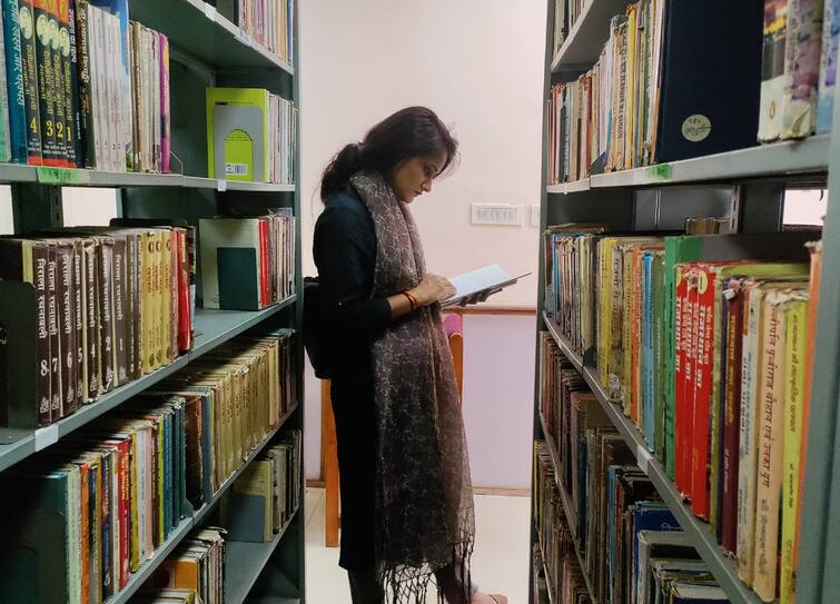 yuoun girl priynka chaudhari started Pune Open Book Laibrary moment in pune Pune Open Book Laibrary : जागतिक पुस्तक दिन विशेष! राज्यातील 'या' लायब्ररीतून पुस्तकं चोरी गेले तर...