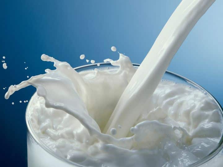 Why is the color of milk only white Know what is the science behind it दूध का रंग सफेद ही क्यों होता है...लाल या हरा क्यों नहीं? जानिए क्या है इसके पीछे का साइंस