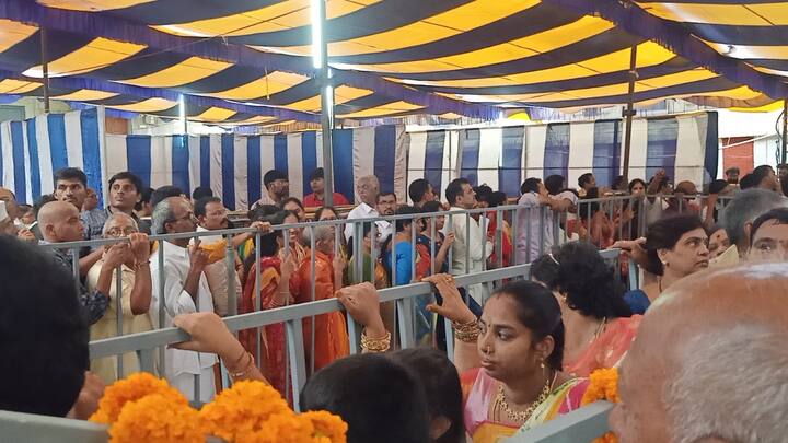 స్వామివారిని దర్శించుకునేందుకు పెద్దఎత్తున తరలి వస్తున్న భక్తులు