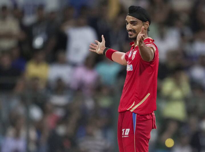 MI vs PBKS, IPL 2023 : अर्शदीप सिंह याच्या चार विकेटच्या बळावर पंजाबने मुंबईचा 13 धावांनी पराभव केला. सूर्यकुमार यादव आणि कॅमरुन ग्रीन यांनी वादळी अर्धशतके झळकावली. पण मुंबईला विजय मिळवून देण्यात त्यांना अपयश आले. कारण, अखेरच्या दोन षटकात अर्शदीप याने अचूक टप्प्यावर मारा करत पंजाबला विजय मिळवून दिला.