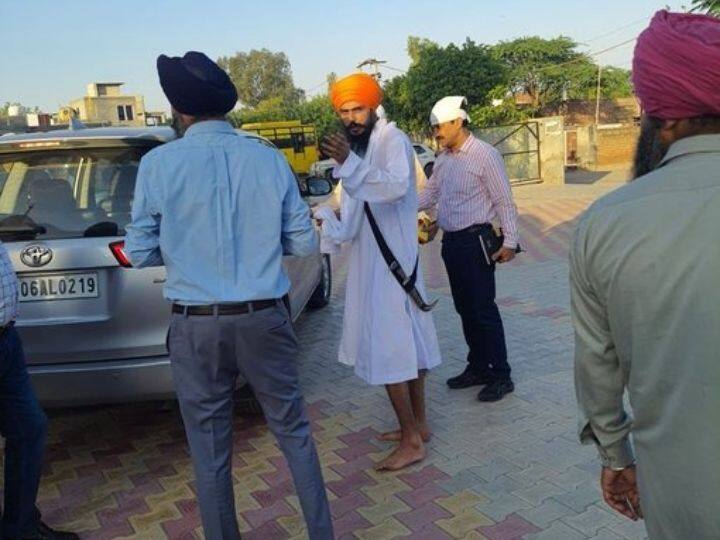 Amritpal Singh has been taken into custody from Gurdwara in Moga Amritpal Singh Arrested: 36 दिन बाद मोगा गुरुद्वारा से पकड़ा गया अमृतपाल, पुलिस ने शांति बनाए रखने की अपील की